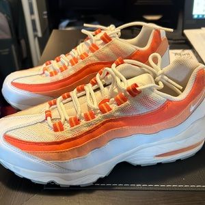 Women’s Nike Airmax size 8